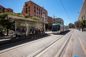 El metro de Granada a su paso por La Caleta.