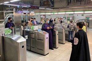 Usuarios del Metro de Sevilla durante la Semana Santa de 2022.