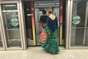 Usuarias del metro de Sevilla durante la Feria de Abril.