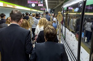 Usuarios de Metro de Málaga durante la Semana Santa de 2023.