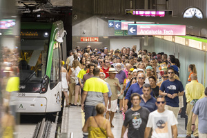 Usuarios llegando en metro a la Estación Atarazanas, en el corazón de la ciudad, para disfrutar de la Feria 