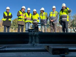 La consejera presencia los trabajos de soldadura de vía.