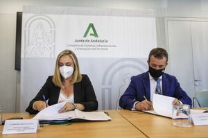 El alcalde de Jaén ha visitado la sede de la Consejería de Fomento en Sevilla.