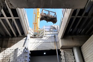 El traslado de los restos se hace de forma minuciosa utilizando grúas de gran tamaño.