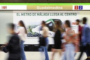 Usuarios del metro de Málaga en la estación de Guadalmedina.