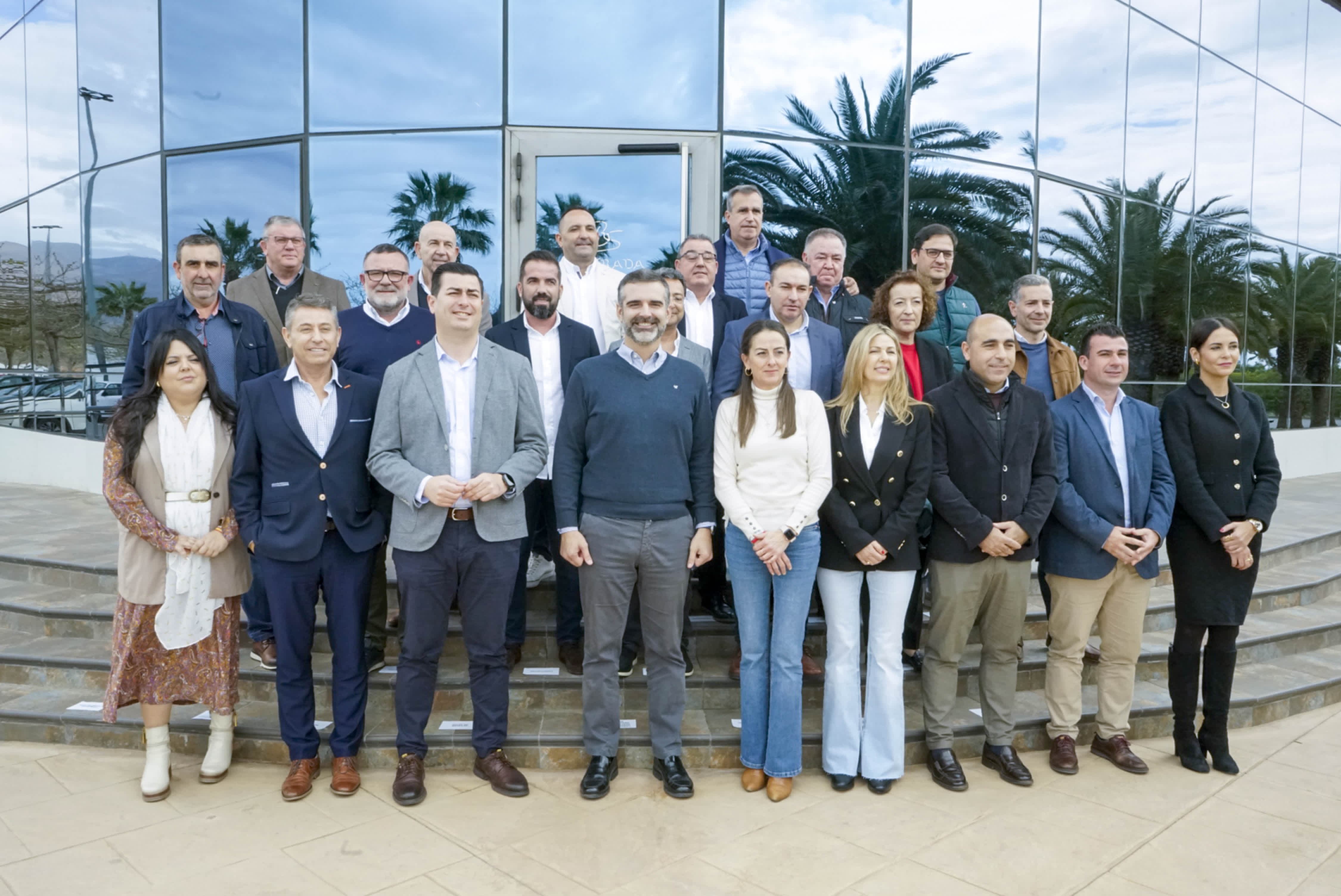 El consejero Ramón Fernández-Pacheco se reúne en Níjar con empresarios agrícolas de Almería.