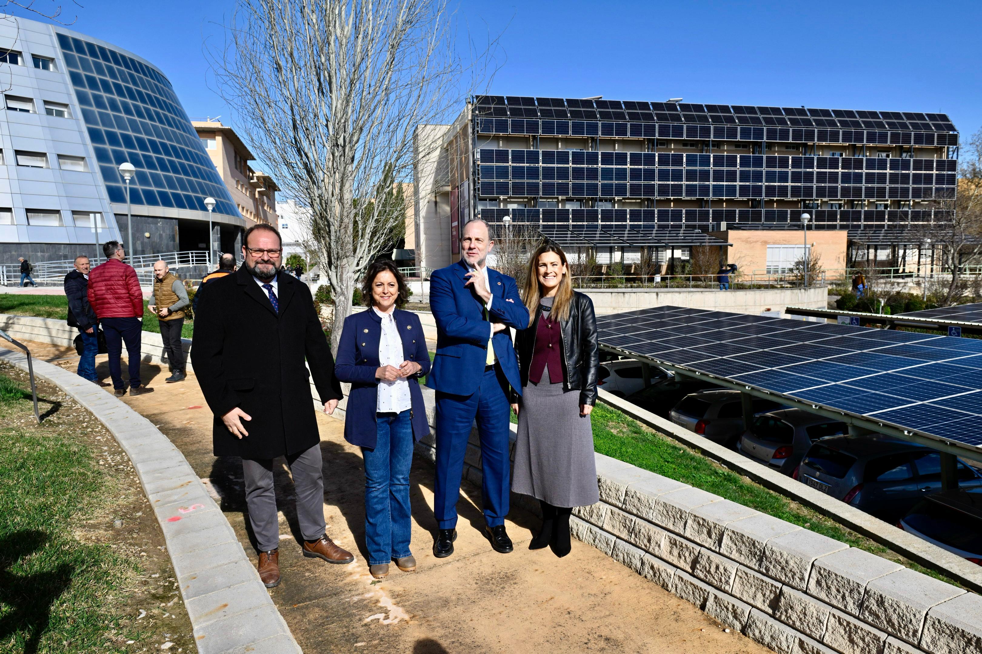 Catalina García y Nicolás Ruiz, junto con la delegada territorial de la Consejería y el vicerrector de Universidad Sostenible y Saludable.