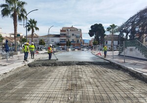 Los trabajos de la ampliación sur de Metro de Granada en la calle Santa Lucía de Churriana.