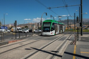 El metro de Granada a su paso por el Nevada.