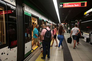 Usuarios del metro de Málaga.