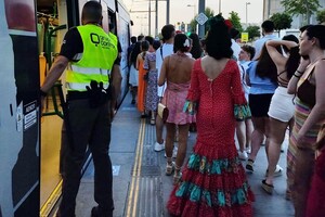 Usuarios del Metro de Granada durante la feria del Corpus.