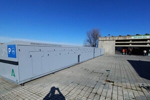 Bicicleteros en forma de taquilla instalados en la estación de San Juan Alto.