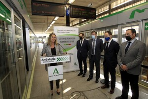La consejera Marifrán Carazo acompañada de otras autoridades en Ciudad Expo del metro de Sevilla.