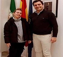 El director del IAJ acompañado por la joven Beatriz Cruz de Alba