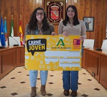 La responsable del IAJ en Jaén con la concejala de Juventud de Mengíbar