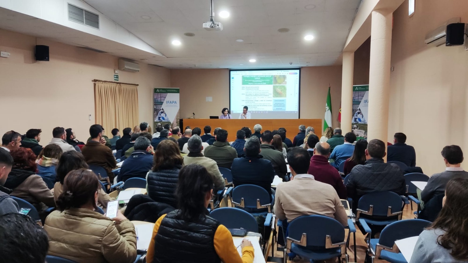Jornada técnica para ofrecer información actualizada a los agricultores sobre control de plagas.