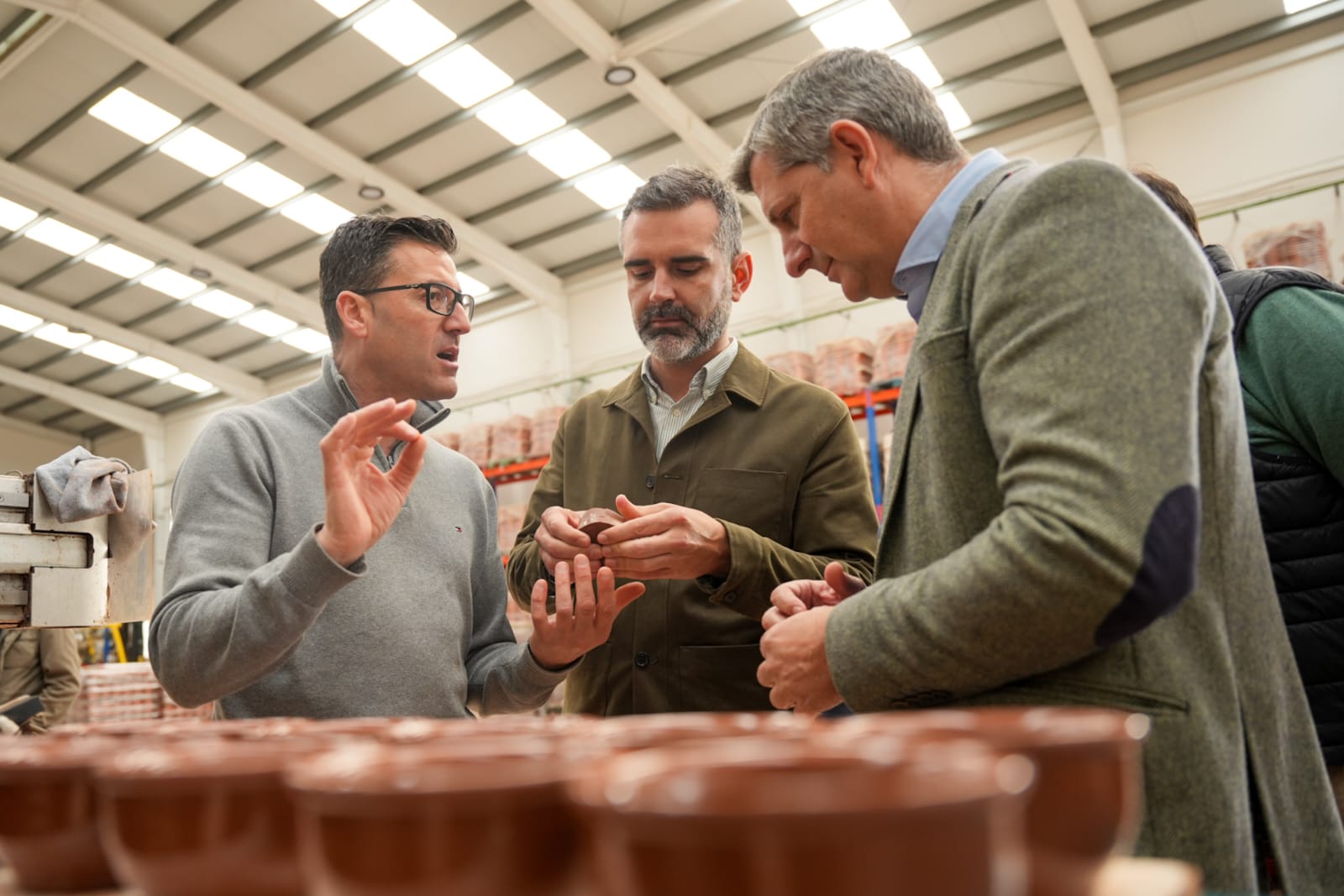 Fernández-Pacheco durante la visita a la fábrica
