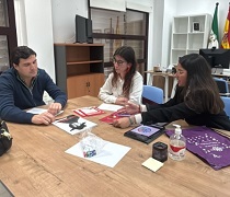 Representantes de Fakali con el director del IAJ, Pedro Ramírez