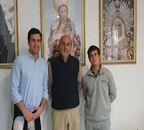 El director con el hermano mayor y delegado de Juventud de la Hermandad de La Misión