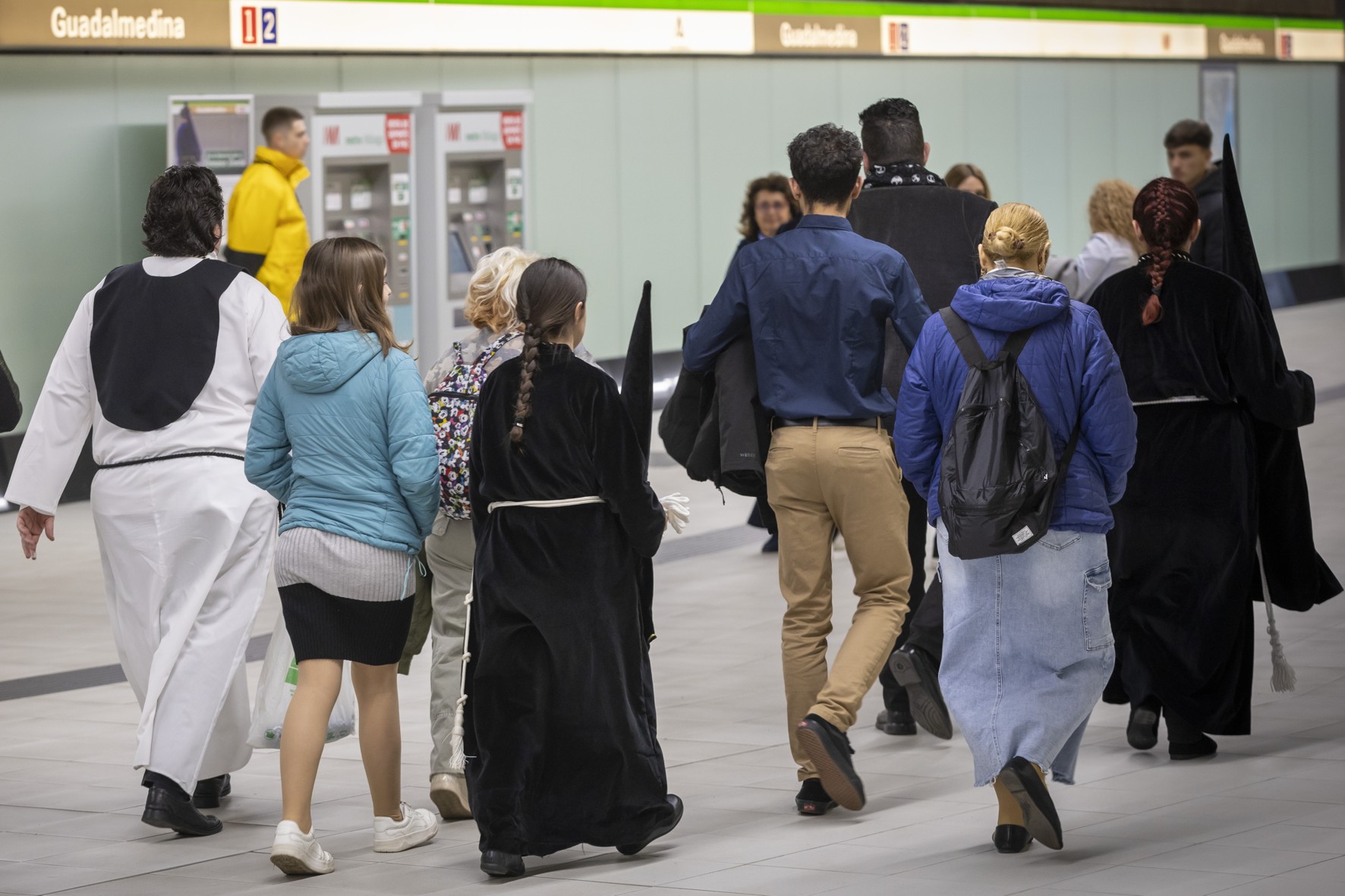 Usuarios del Metro de Málaga durante la Semana Santa.