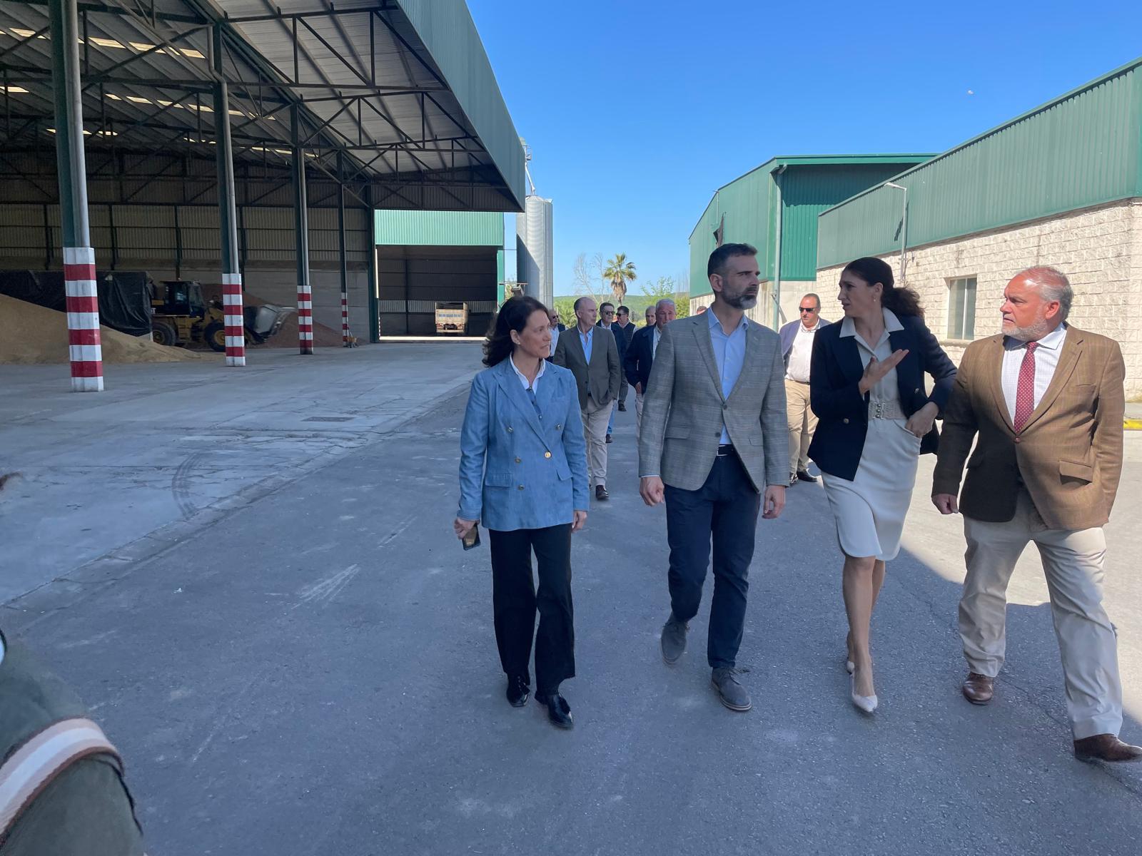 Ramón Fernández-Pacheco visita la cooperativa CAPI en Écija (Sevilla).