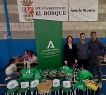 Responsables del Ayuntamiento de El Bosque y el coordinador provincial del IAJ en Cádiz asisten al evento deportivo