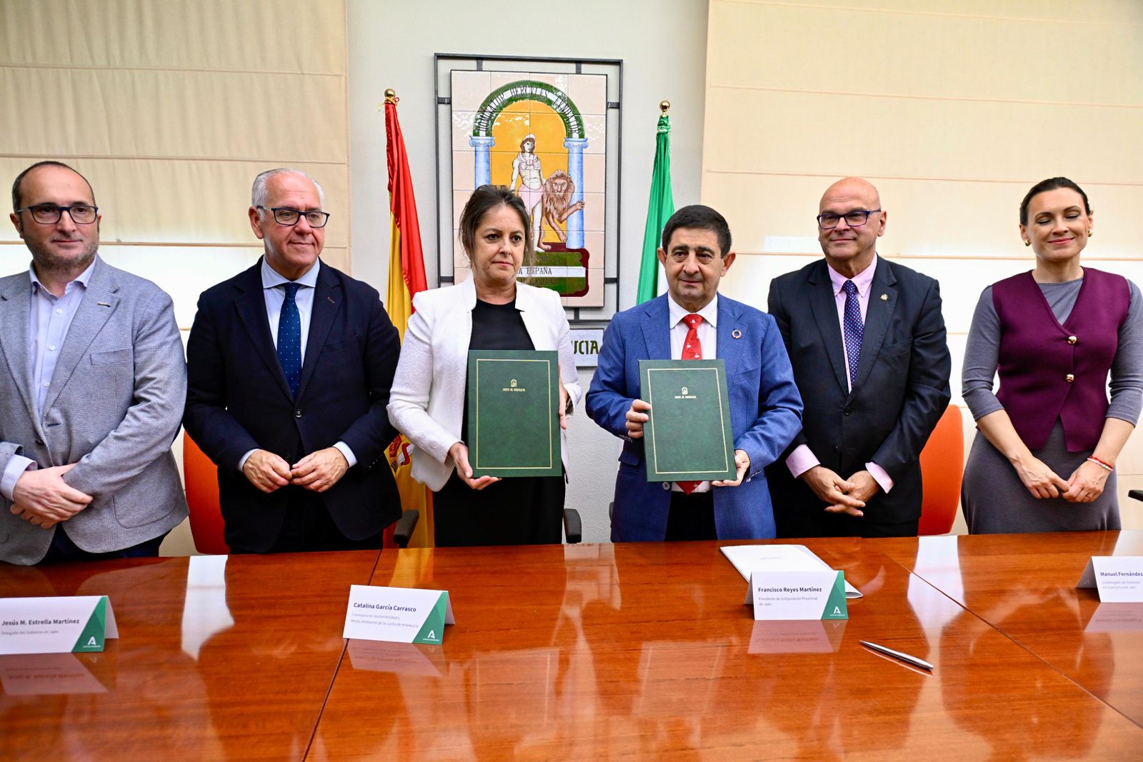 Catalina García y Francisco Reyes han firmado los 4 convenios en la Delegación del Gobierno de Jaén.