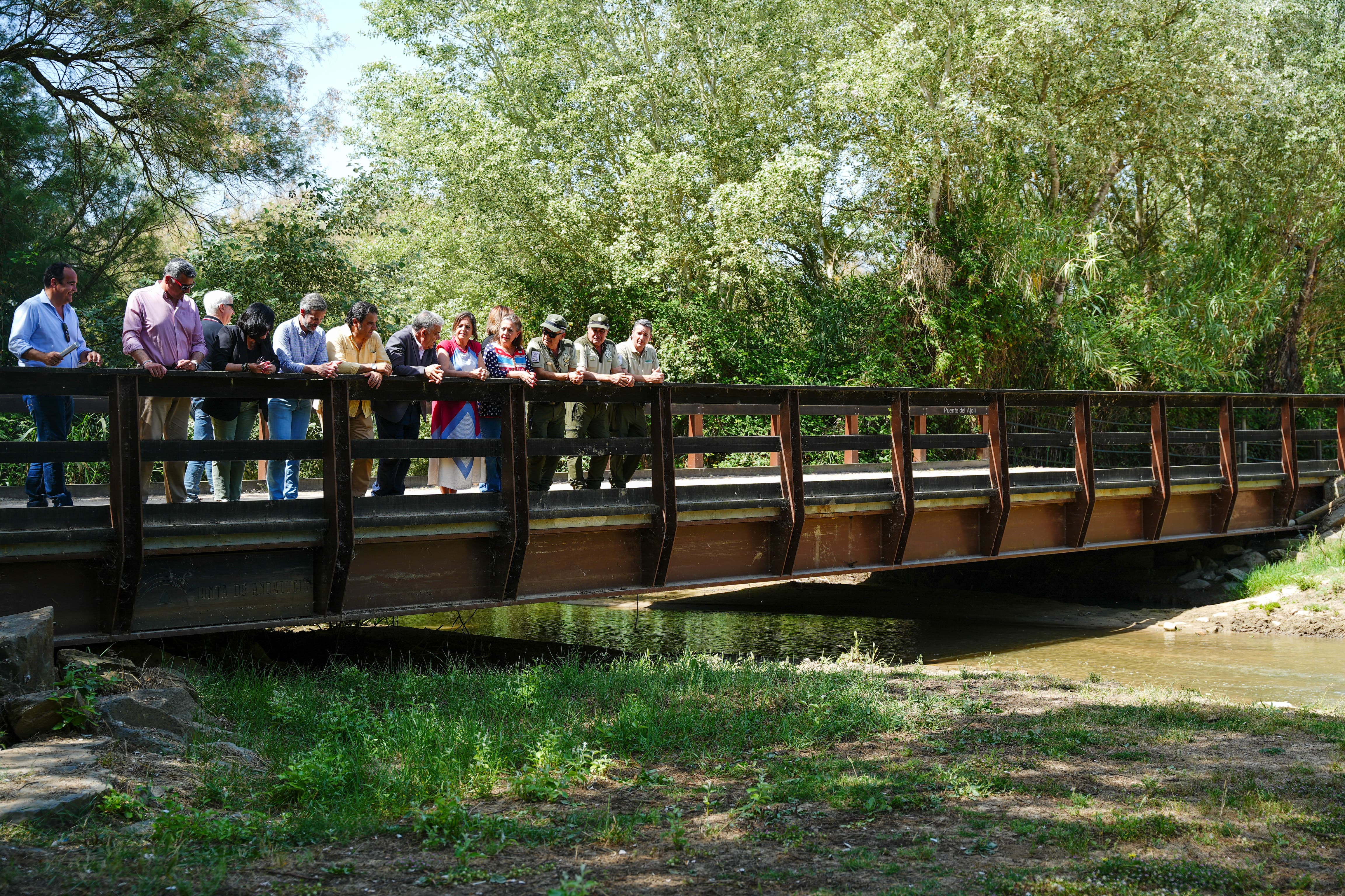 Catalina García visita el Puente del Ajolí donde se han realizado trabajos de reparación a causa de las lluvias caídas en marzo.