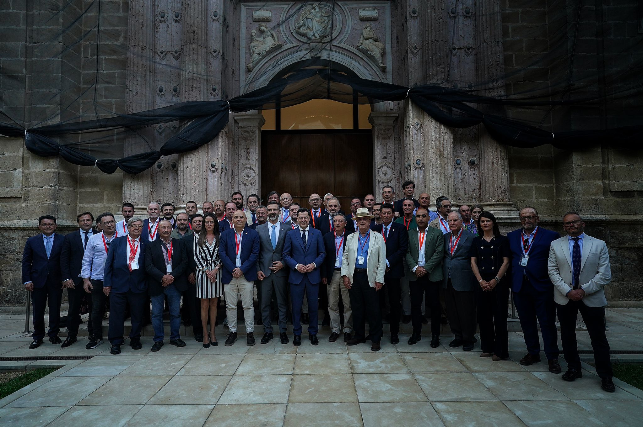 Juanma Moreno y Ramón Fernández-Pacheco junto a regantes de Almería, Murcia y Alicante que defienden mantener el trasvase Tajo-Segura