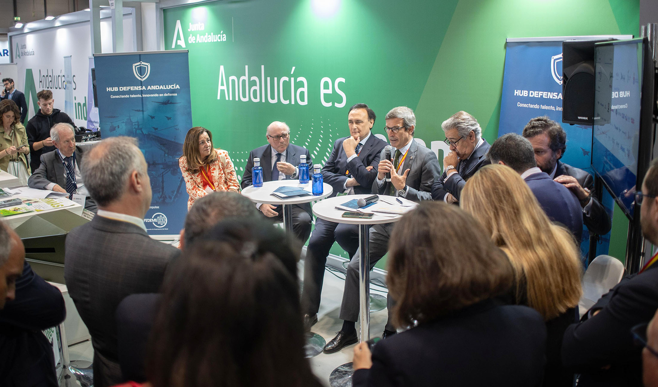 El consejero de Industria, Energía y Minas, Jorge Paradela, en una presentación en el stand de Andalucía en Feindef.