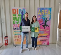 La responsable del IAJ en Málaga entrega las placas acreditativas al concejal de Juventud de Pizarra