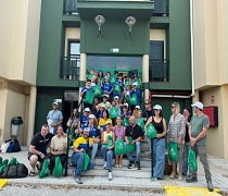 Jóvenes deportistas y familiares en el Añbergue Juvenil de Tarifa