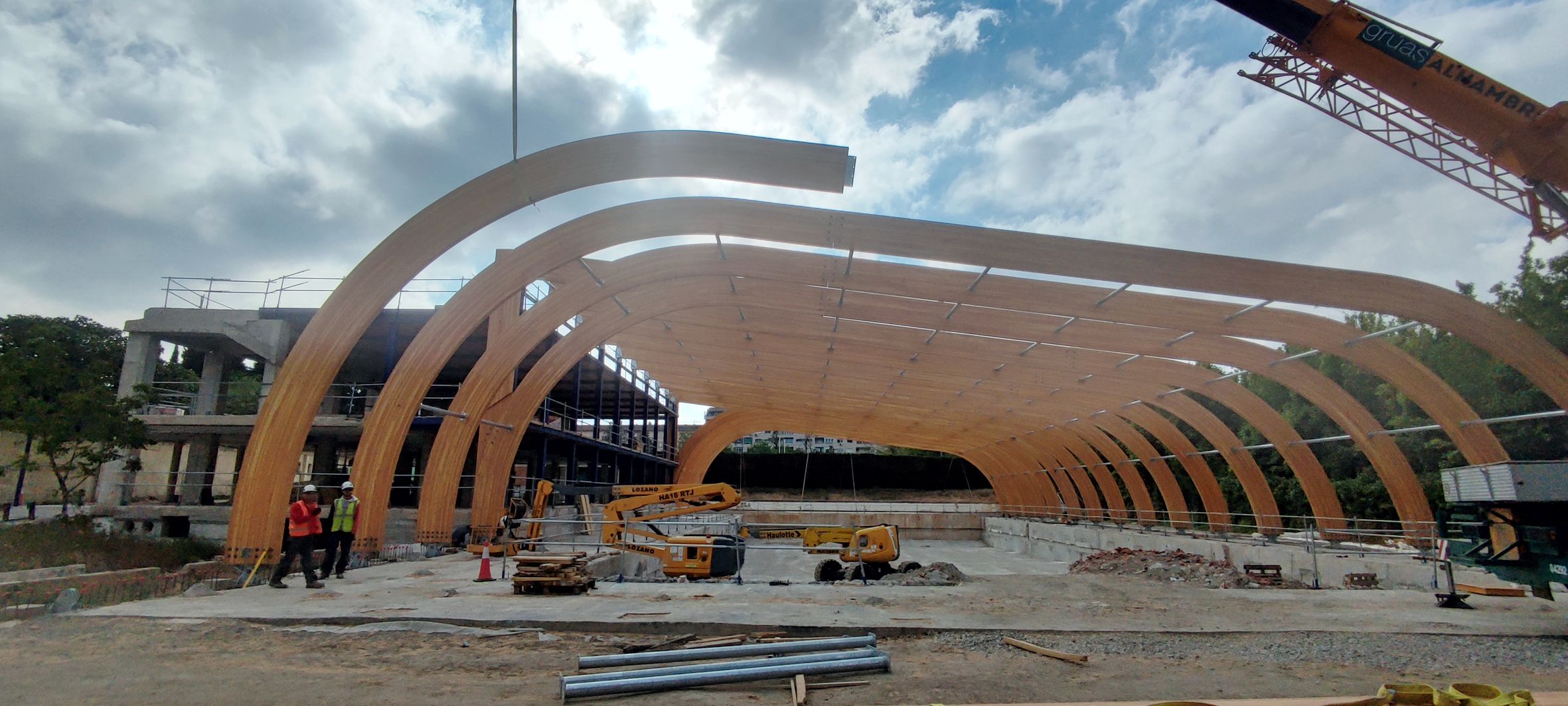 Costillas de madera en la Piscina Universitaria de Fuentenueva.
