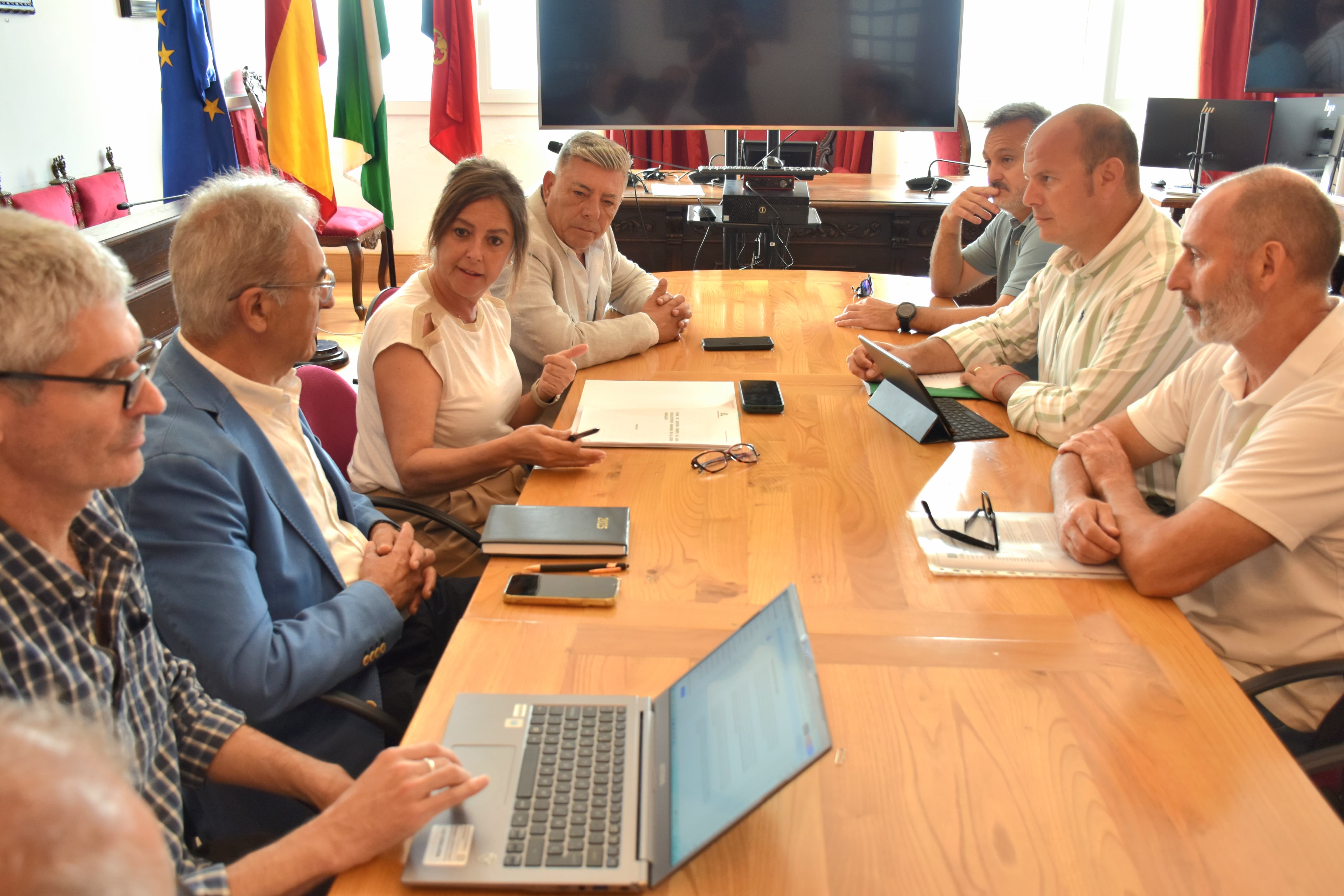 Catalina García se reúne en Tarifa con el alcalde y responsables del proyecto para respaldar e.sta iniciativa de investigación aplicada