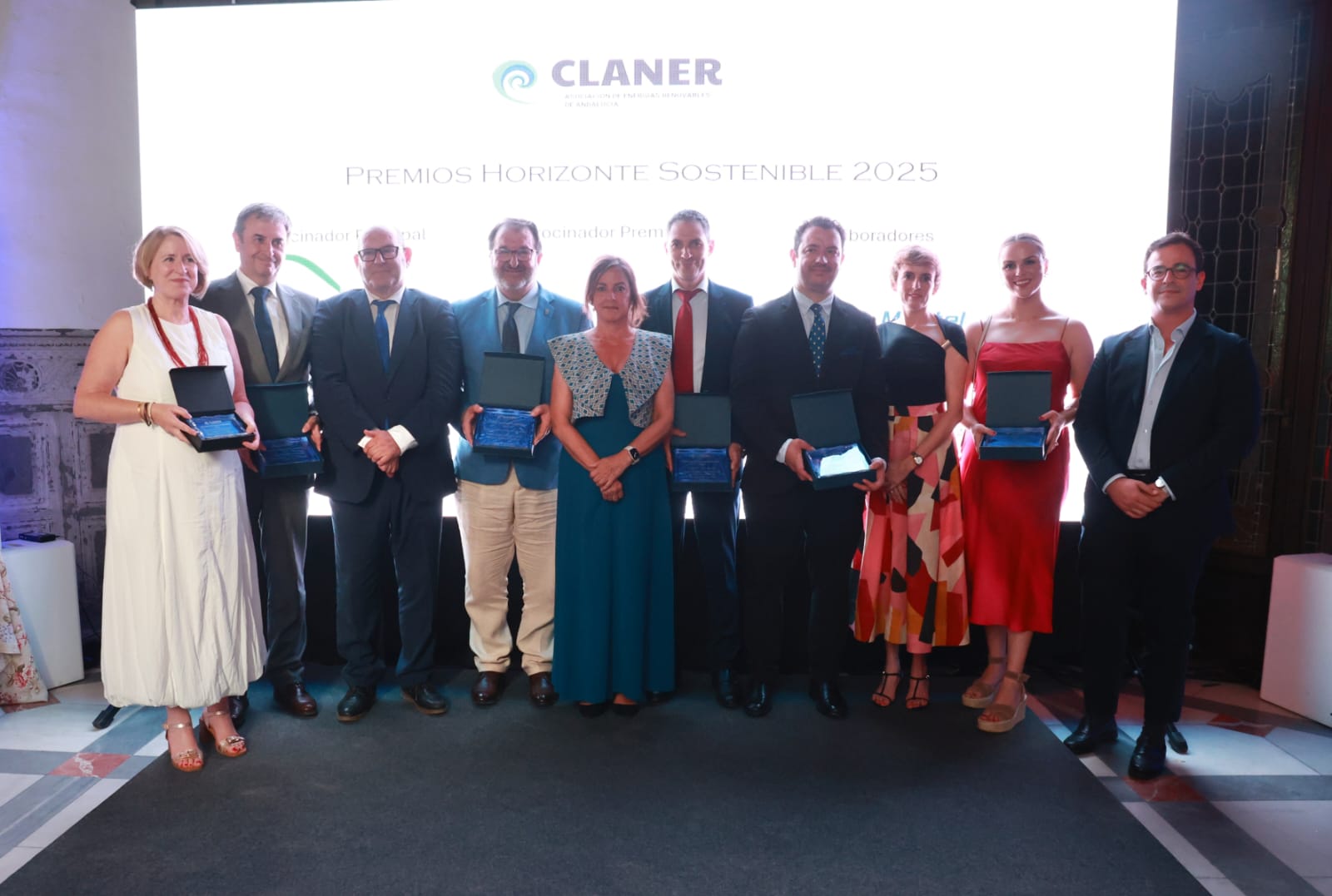 Catalina García, con los galardonados en los Premios Horizonte Sostenible 2025.