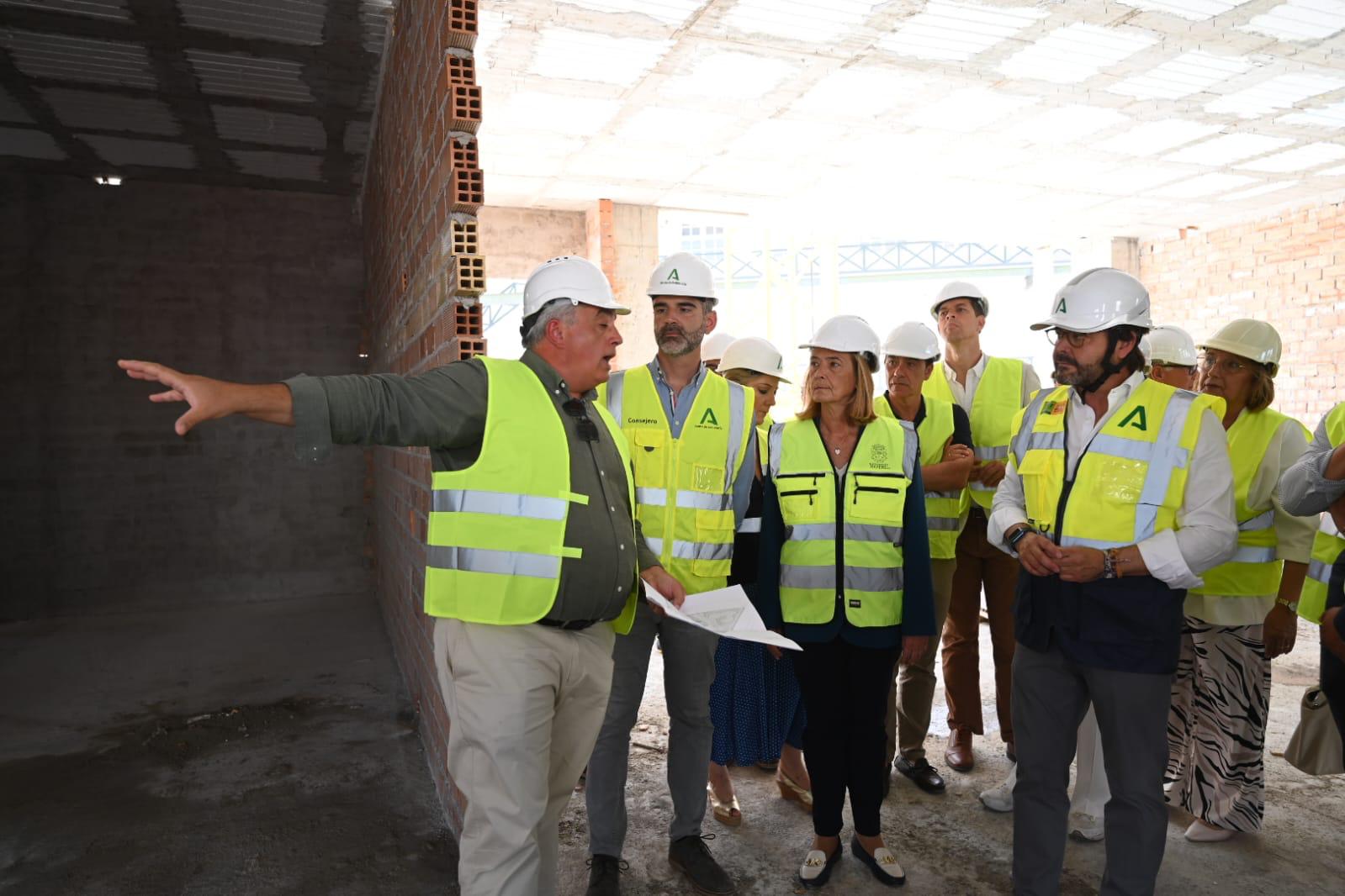Fernández-Pacheco visita las obras de la Oficina Comarcal Agraria de Motril.