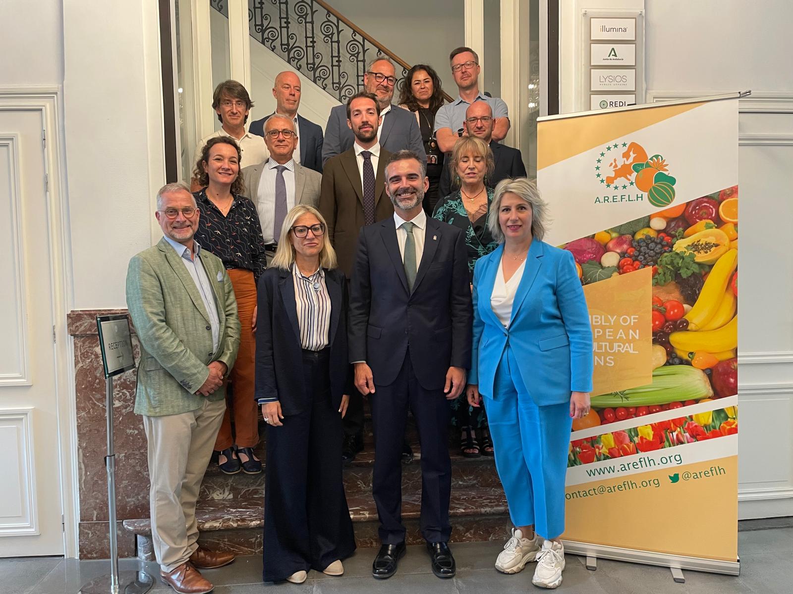 Ramón Fernández-Pacheco junto a los demás integrantes del consejo de administración de la AREFLH