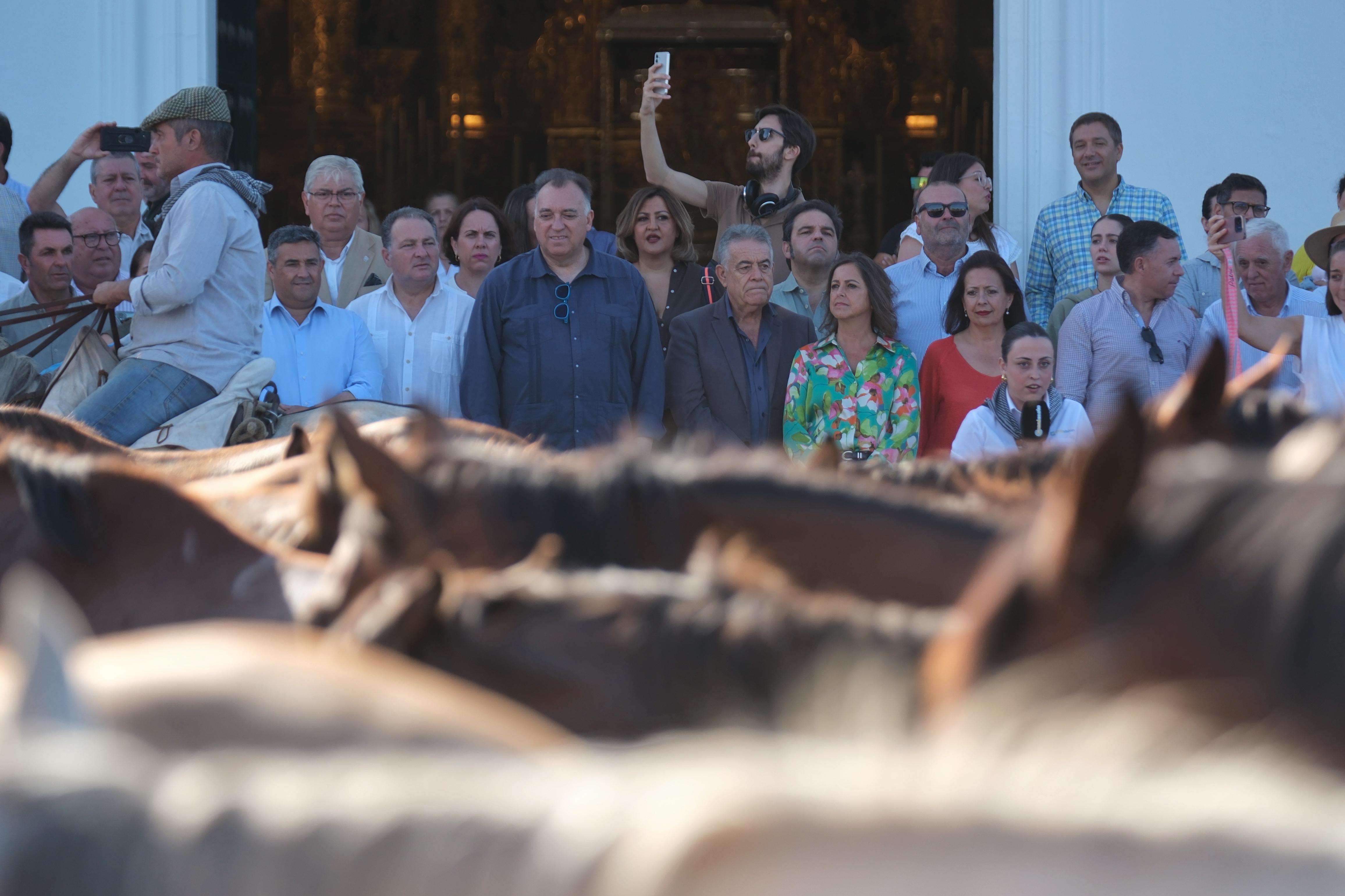 Los consejeros Arturo Bernal y Catalina García, en El Rocío.