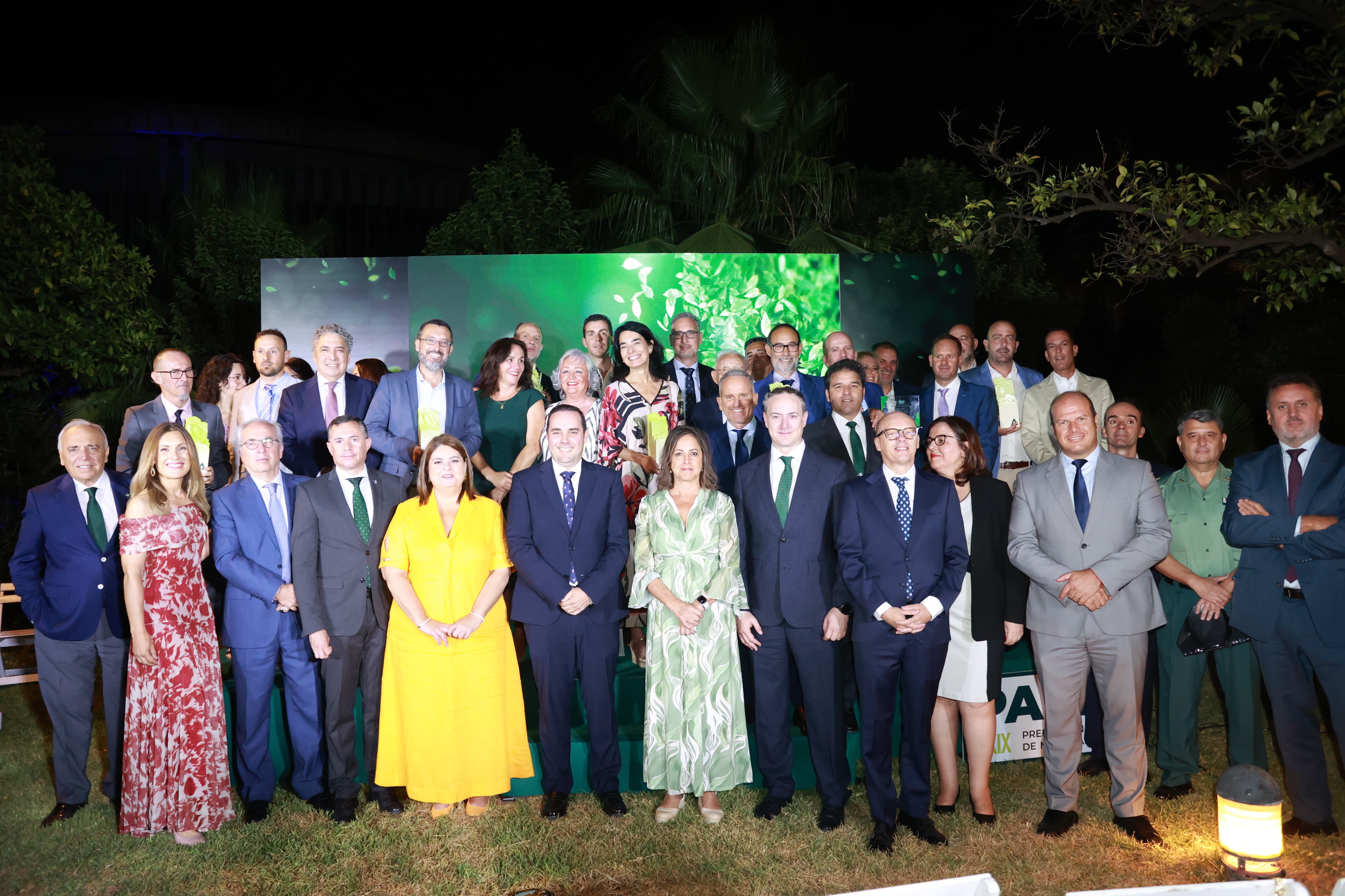 La consejera y el resto de autoridades junto con los premiados.