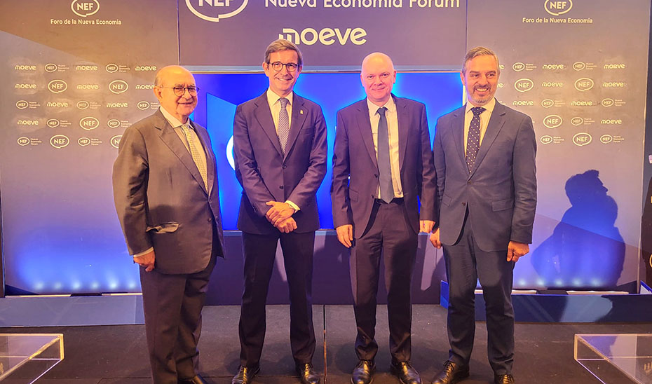El consejero de Industria, Energía y Minas, Jorge Paradela, junto al presidente de Nueva Economía Forum, José Luis Rodríguez, al director de Comunicación y Relaciones Institucionales de Moeve Global, Juan Llobel, y al vicesecretario de Economía del PP, Juan Bravo.