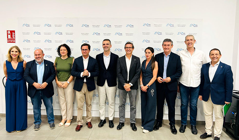 Los consejeros de Agricultura, Pesca, Agua y Desarrollo Rural y de Industria, Energía y Minas, Ramón Fernández-Pacheco y Jorge Paradela, respectivamente, en la sede de la empresa Etipon-Etiquetas del Poniente en El Ejido.