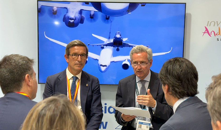 El consejero de Industria, Energía y Minas, Jorge Paradela, junto al presidente del clúster Andalucía Aeroespace, Antonio Gómez-Guillamón, en el Salón Internacional de la Aeronáutica y el Espacio de París-Le Bourget.