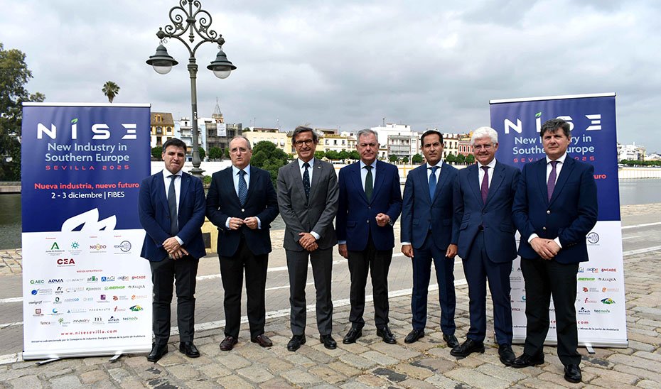 El consejero de Industria en una foto de familia en el acto de presentación del congreso NISE Sevilla 2025.