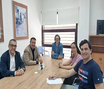 El ddirector del IAJ reunido con los miembros de la asociación Sitting Volley