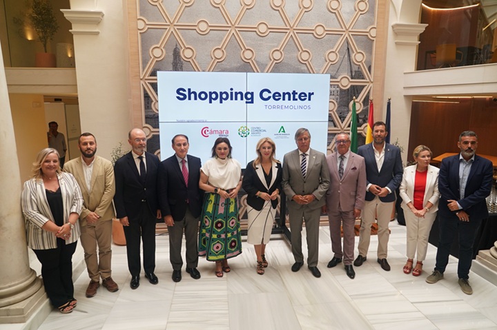 La consejera con varios de los participantes en la presentación del Shopping Center de Torremolinos