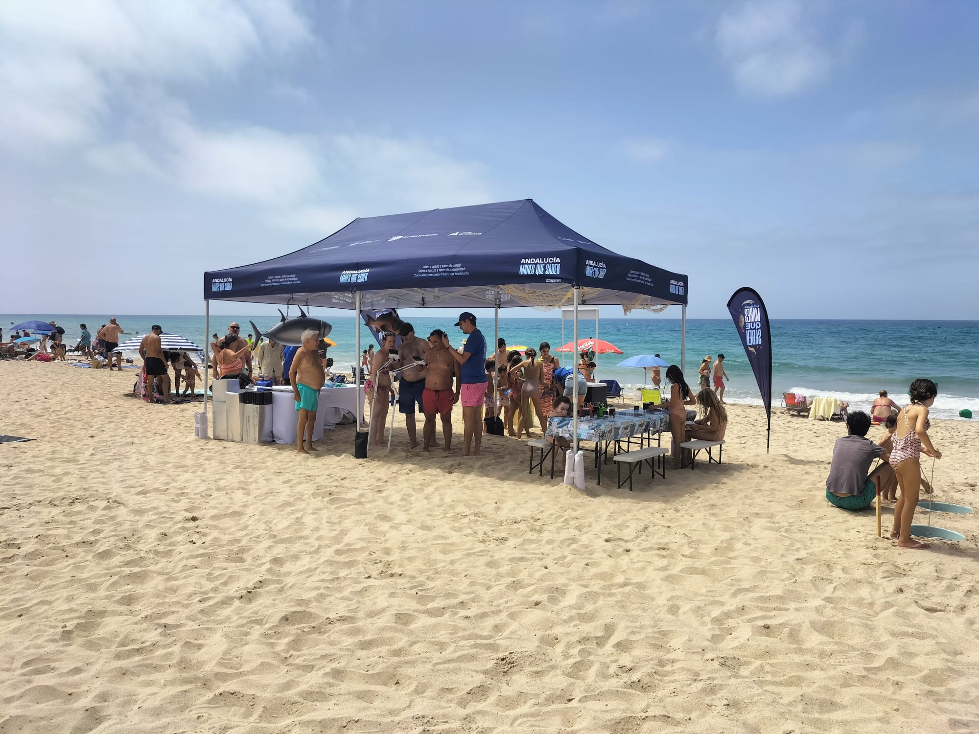 Imagen de uno de los puntos de información a pie de playa, durante la campaña 2024.