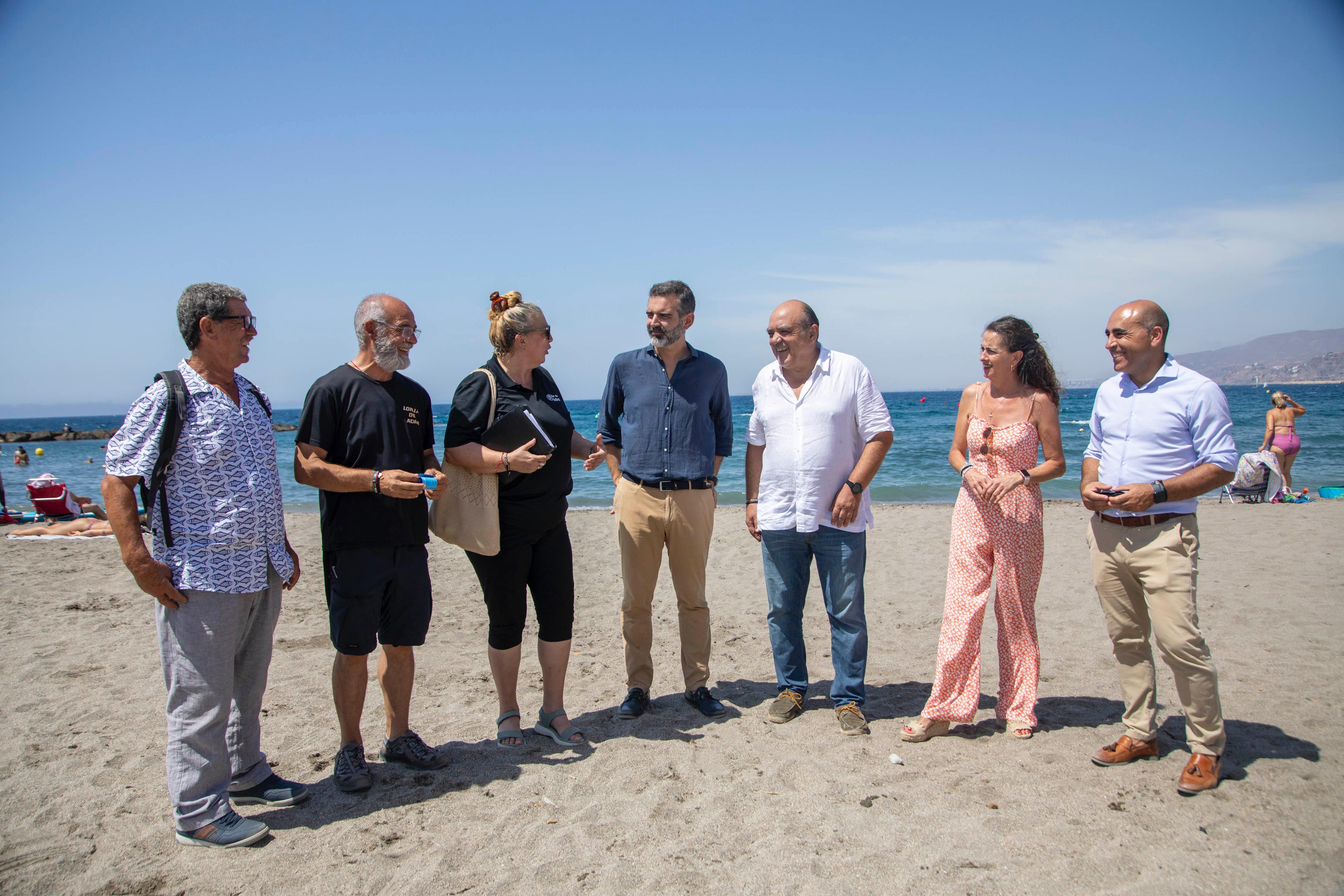 El consejero Ramón Fernández-Pacheco con el sector pesquero.