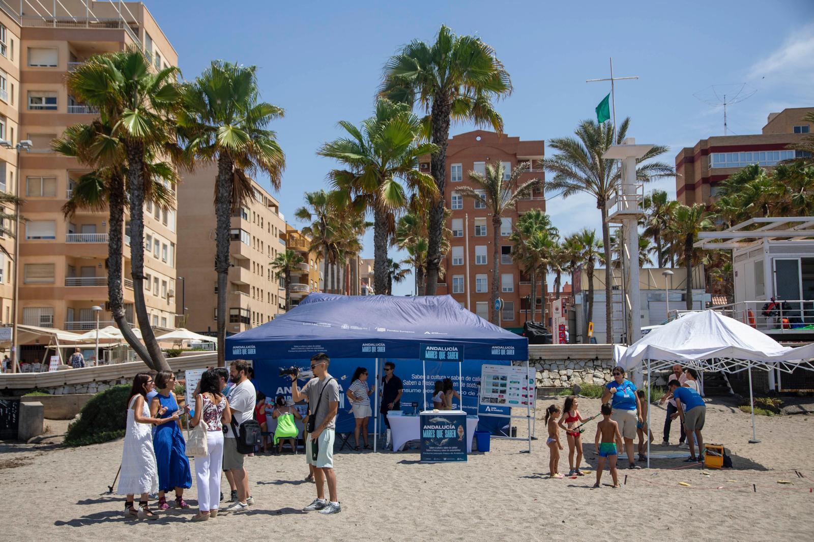 Stand de la campaña 'Andalucía, mares que saben' en la playa de Almería.
