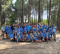 Jóvenes scouts disfrutando en la narutaleza, acompañados por monitores y el responsable del IAJ en Granada