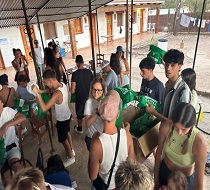 La responsable provincial del IAJ hace entrega de material promocional del IAJ